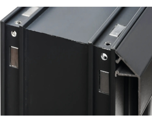 Detailansicht eines schwarzen Aluminiumprofils mit rechteckigen Magneten und Schraubenlöchern