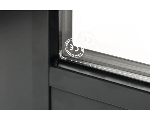 Nahaufnahme eines Fensters mit CE-Kennzeichnung