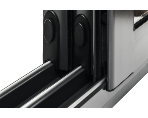 Detailansicht eines Schiebefensters mit Führungsschienen