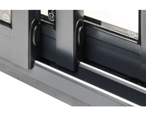 Detailansicht eines Schiebefensters mit Griff und Rahmen