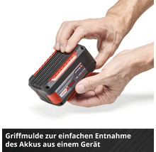 Eine Hand hält einen Einhell Power X-Change Akku.