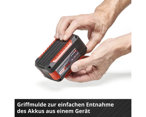 Eine Hand hält einen Einhell Power X-Change Akku.