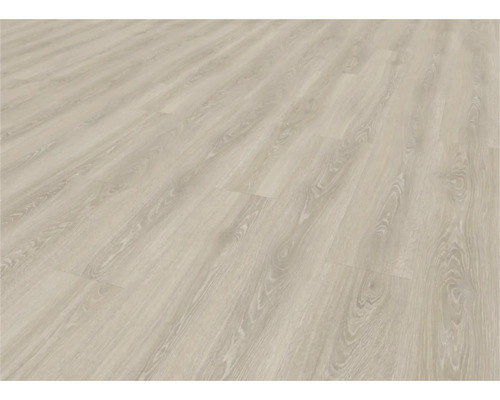 Verlegtes Laminat mit Holzoptik.