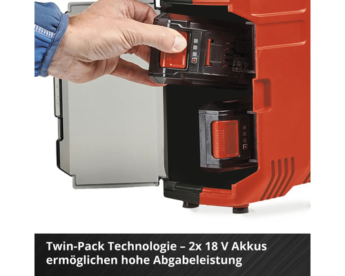 Ein Mann legt zwei 18 Volt Akkus in ein Akkugerät.