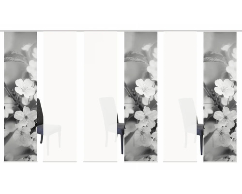 Schiebegardine mit Blumenmuster und Stuhl