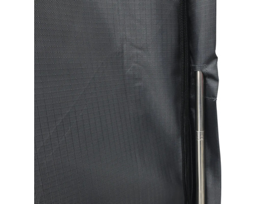 Detailansicht eines Stoffbezugs mit Reißverschluss und Metallstange