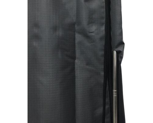 Detailansicht einer Schutzhülle mit Reißverschluss und Metallstange