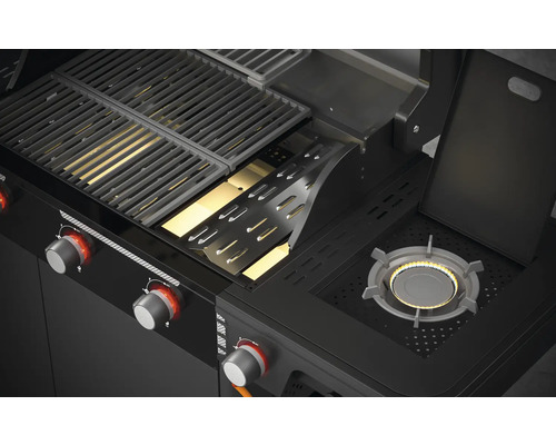 Detailansicht eines Gasgrills mit Grillrost und Seitenbrenner