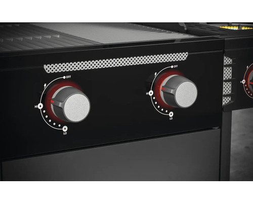 Nahaufnahme des Bedienfelds eines Grills mit Drehknöpfen zur Steuerung der Hitze