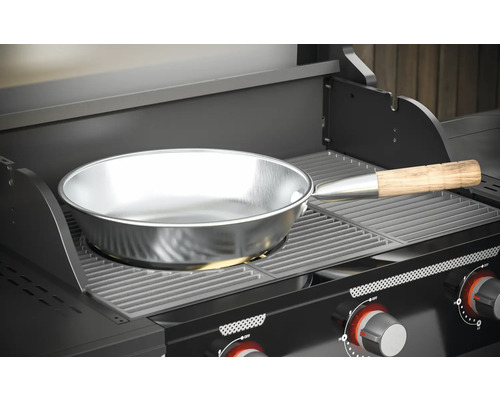 Grill mit Grillpfanne aus Metall und Holzgriff