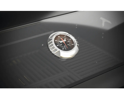 Detailansicht eines Grillthermometers auf einem Grill