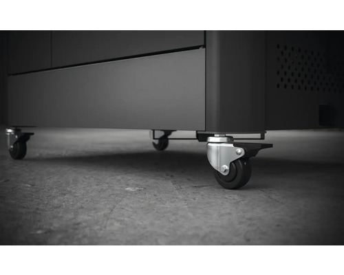 Rollensatz unter einem Werkstattschrank für mehr Flexibilität.