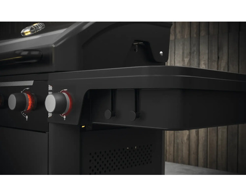 Detailansicht eines schwarzen Gasgrills mit Bedienknöpfen und Seitenablage