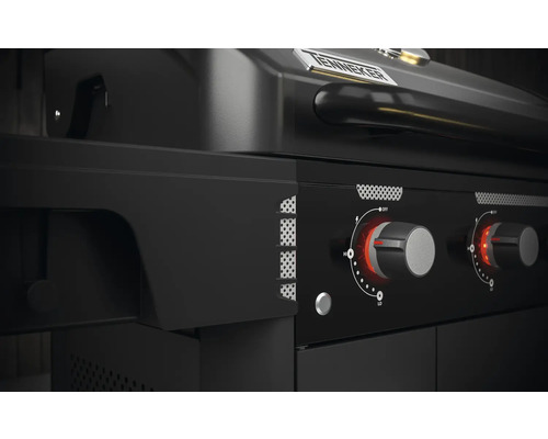 Detailansicht eines schwarzen Gasgrills mit Drehreglern zur Steuerung der Hitze