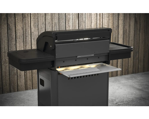 Gasgrill mit Seitenablagen und offener Abdeckung