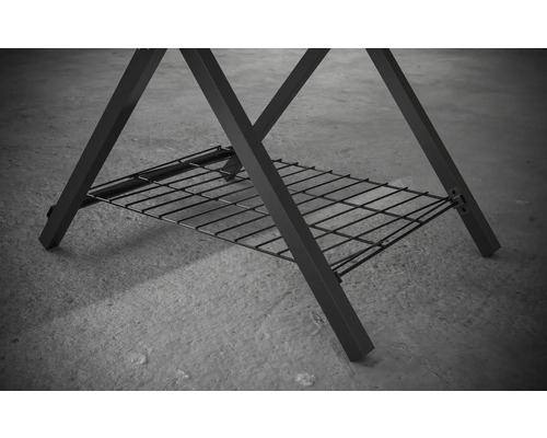 Detailansicht von Grillbeinen mit Ablagerost