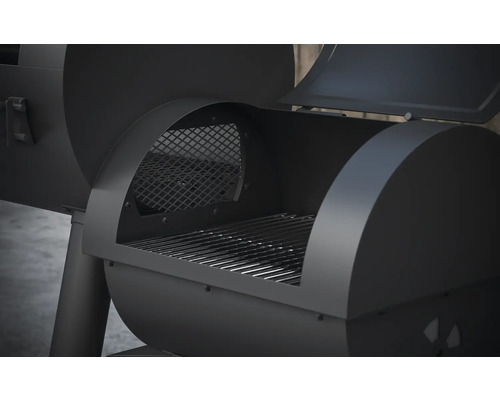 Detailansicht eines schwarzen Smokers mit Grillrost und offener Grillkammer.