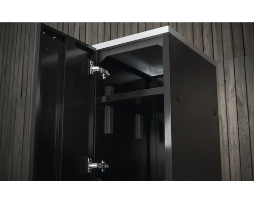 Geöffneter Werkzeugschrank mit Regalböden