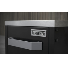 Tennaker Logo auf Werkstattschrank