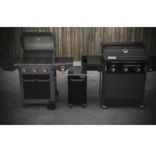Zwei Grillgeräte und ein Grillschrank der Marke Tenneker vor einer Holzwand.