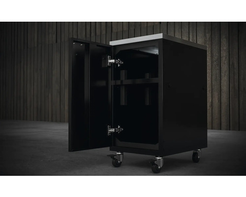 Schwarzer Werkstattschrank mit Rollen und geöffneter Tür