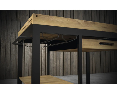 Detailansicht eines Servierwagens mit Holzplatte und Gläserhalter