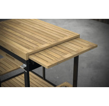 Detailansicht eines Servierwagens aus Teakholz mit ausziehbarer Arbeitsfläche und Ablageflächen.