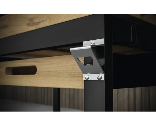 Detailansicht eines Tisches mit einem integrierten Flaschenöffner am Bein.