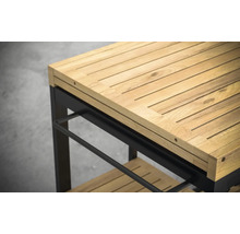 Detailansicht eines Servierwagens mit Arbeitsplatte aus Holz und schwarzem Metallgestell.