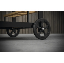 Detailaufnahme eines Servierwagens mit schwarzen Rädern.