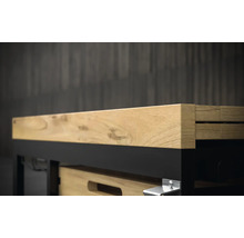 Detailansicht einer Werkbank mit Holzplatte und Schublade