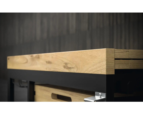 Detailansicht einer Werkbank mit Holzplatte und Schublade