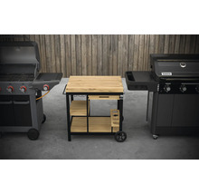Zwei Gasgrills flankieren einen Grilltisch mit Schublade und Regalen.