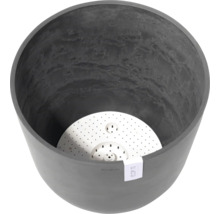 Innenansicht eines runden Pflanzgefäßes aus Kunststoff mit Bewässerungseinsatz.