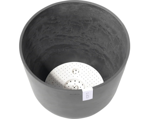 Innenansicht eines runden Pflanzgefäßes aus Kunststoff mit Bewässerungseinsatz.