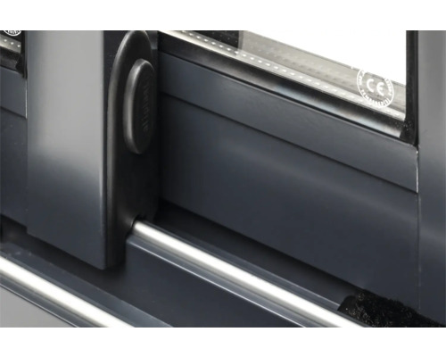 Detailansicht eines Schiebefensters mit Verriegelung und CE-Kennzeichnung