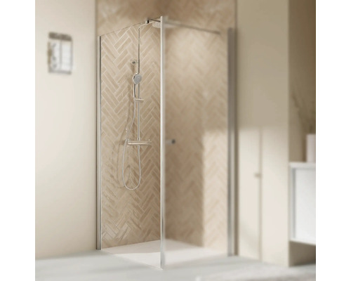 Begehbare Dusche mit Duscharmatur und Glaswand im Badezimmer.