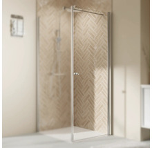 Geöffnete Duschtür aus Glas mit Metallrahmen im Badezimmer