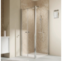 Duschkabine mit Drehtür und Duscharmatur im Badezimmer