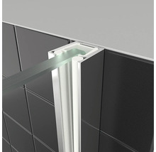 Detail einer Duschkabine mit Glas und Metallprofil