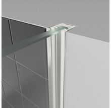 Detailansicht einer Duschkabine mit Glaswand