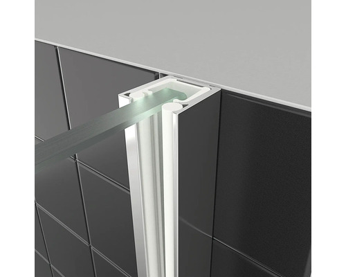 Detailansicht einer Duschkabine mit Rahmen und Glaselement an einer gefliesten Wand