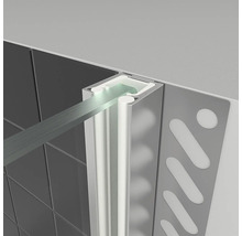 Detailaufnahme eines Duschprofils mit Glaswand