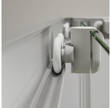 Detailansicht einer Duschkabinen-Rolle in der Führungsschiene