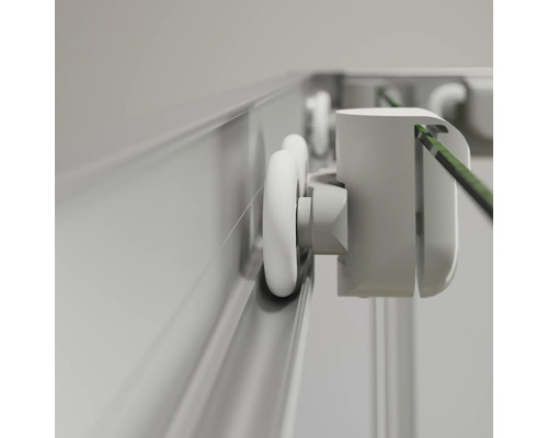 Detailansicht einer Duschkabinen-Rolle in der Führungsschiene