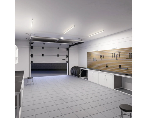 Garage mit Werkbank, Werkzeugwand, Reifen und geöffnetem Garagentor
