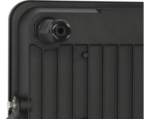 Detailansicht einer schwarzen Außenleuchte mit Kabeleinführung