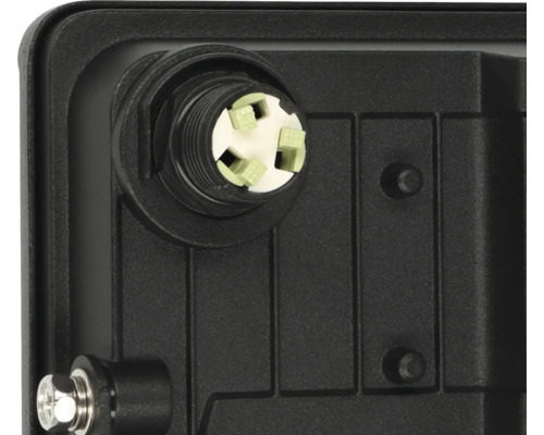 Detailansicht eines Steckers an einem schwarzen Gehäuse