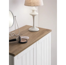 Schminktisch mit Spiegel, Lampe und Make-up-Utensilien