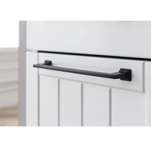 Detailansicht eines Handtuchhalters an einem Badezimmerschrank